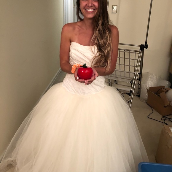 Vera Wang Dresses & Skirts - Vera Wang white strapless Bridal gown